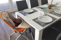 00011-BabyhochstuhlamEsstisch