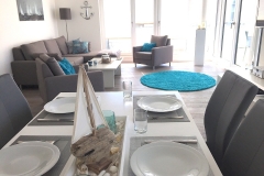 1_0002-Wohnzimmer-und-gedeckter-Tisch-Essecke