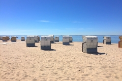 Pelzerhaken-Strand-mit-Strandkoerben