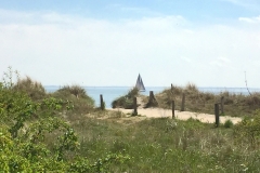 Strandzugang-mit-Segelboot